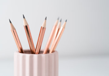 potloden in roze bakje en witte achtergrond