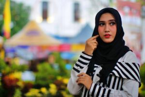 vrouw met hijab om hoofd