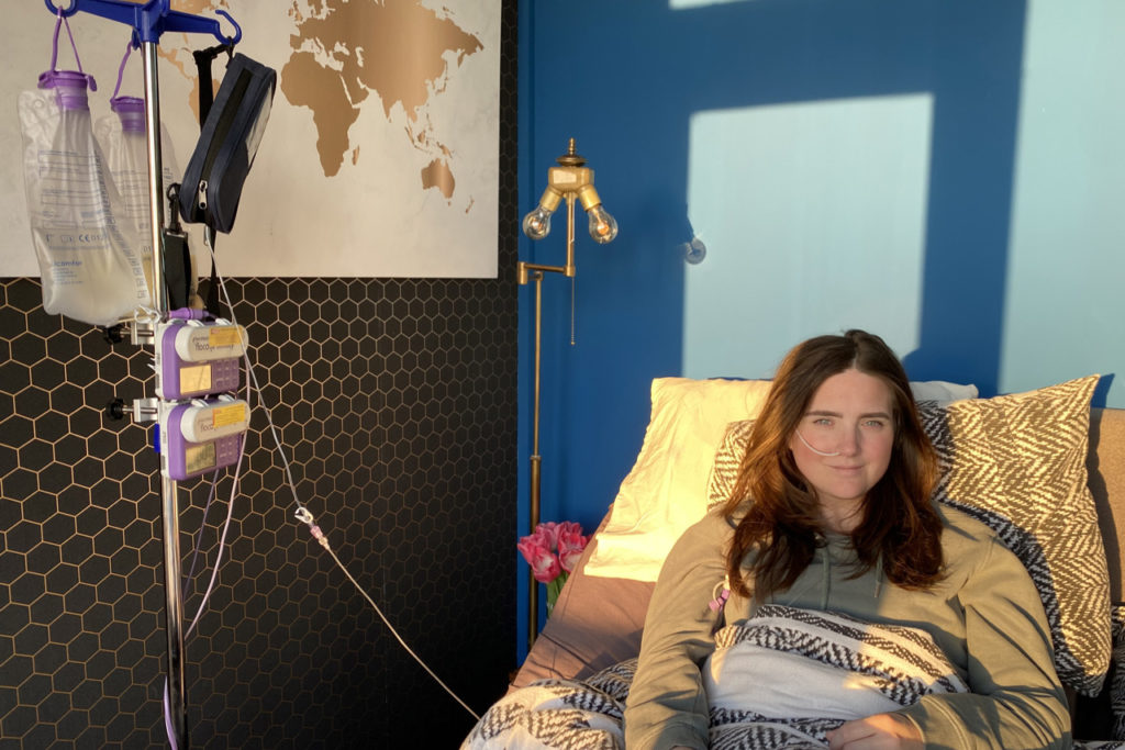 stephanie steeds zieker in bed met infuuspaal en infuuspompen