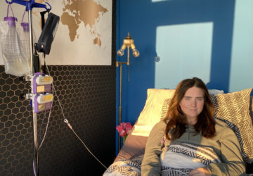 stephanie steeds zieker in bed met infuuspaal en infuuspompen