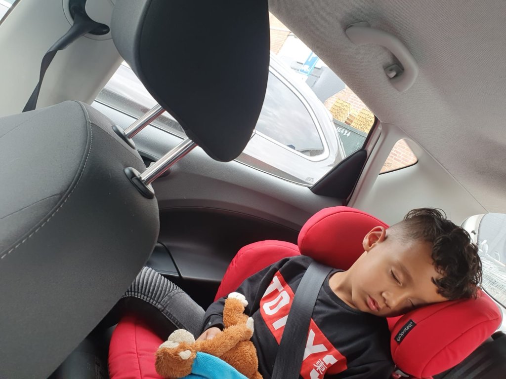 kind slapend in auto