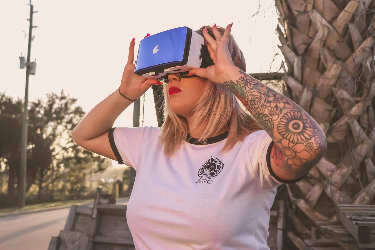 virtual reality bril en vrouw