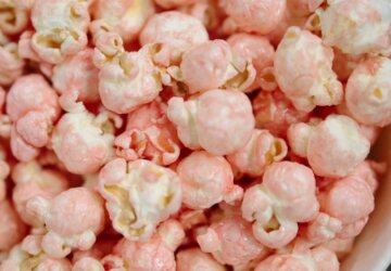 roze met witte popcorn