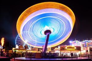 vicieuze cirkel/ rondraaiend verlicht rad op kermis