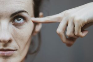 schuldig/ vrouw wijst met vinger tegen haar hoofd